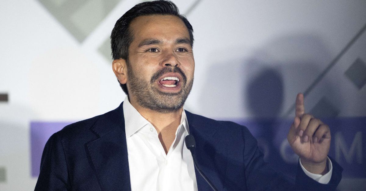 Se reportó el fallecimiento de cinco personas tras el colapso de un escenario durante un mitin en el que participaba el candidato a la presidencia de México Jorge Álvarez Máynez. (Foto: AFP)