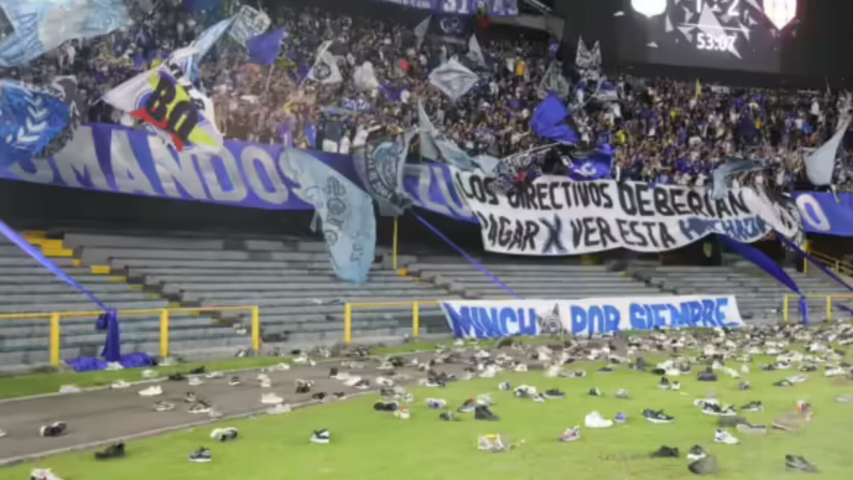 Hinchas de Millonarios explotaron en El Campín con una insólita lluvia de zapatos contra su propio equipo. Juan Pablo Vargas fue capitán en el encuentro que terminó en derrota para los azules.