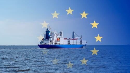Un barco de carga con el símbolo de la Unión Europea navegando en alta mar, simbolizando la ralentización económica del continente.