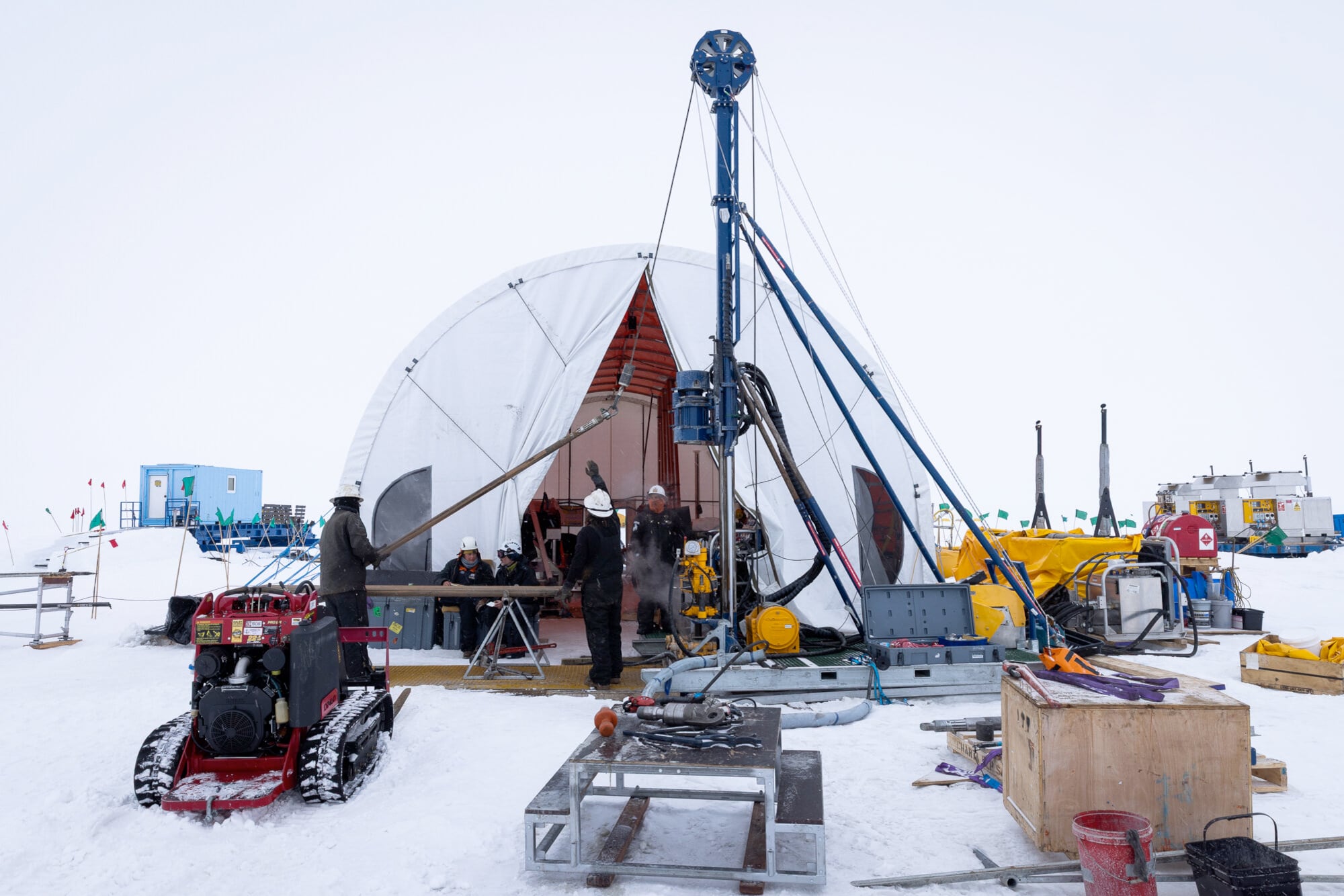 Un núcleo sedimentario bajo 523 metros de hielo antártico aporta datos inéditos sobre el calentamiento global y sus efectos.