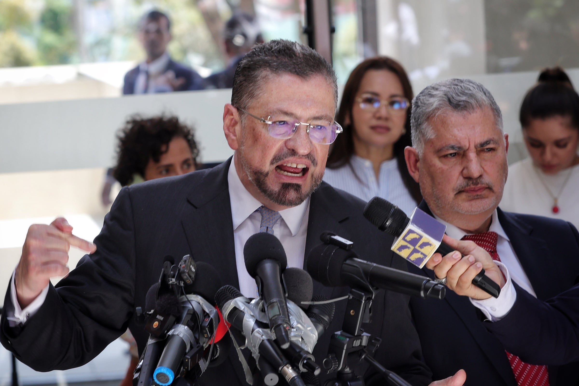 Rodrigo Chávez posterior a la comparecencia con diputados en la Asamblea Legislativa