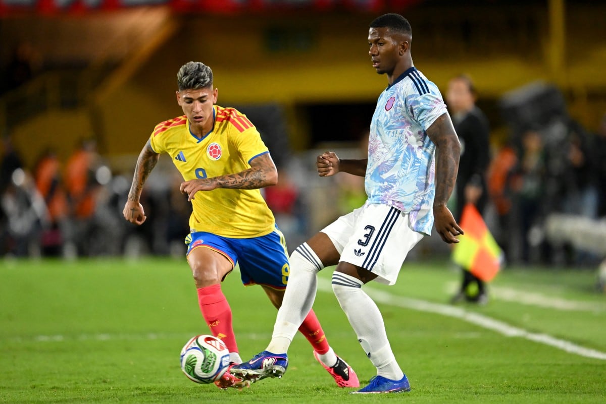Jorge Carrascal intenta quitarle un balón a Jeyland Mitchell, defensor de la Selección de Costa Rica.