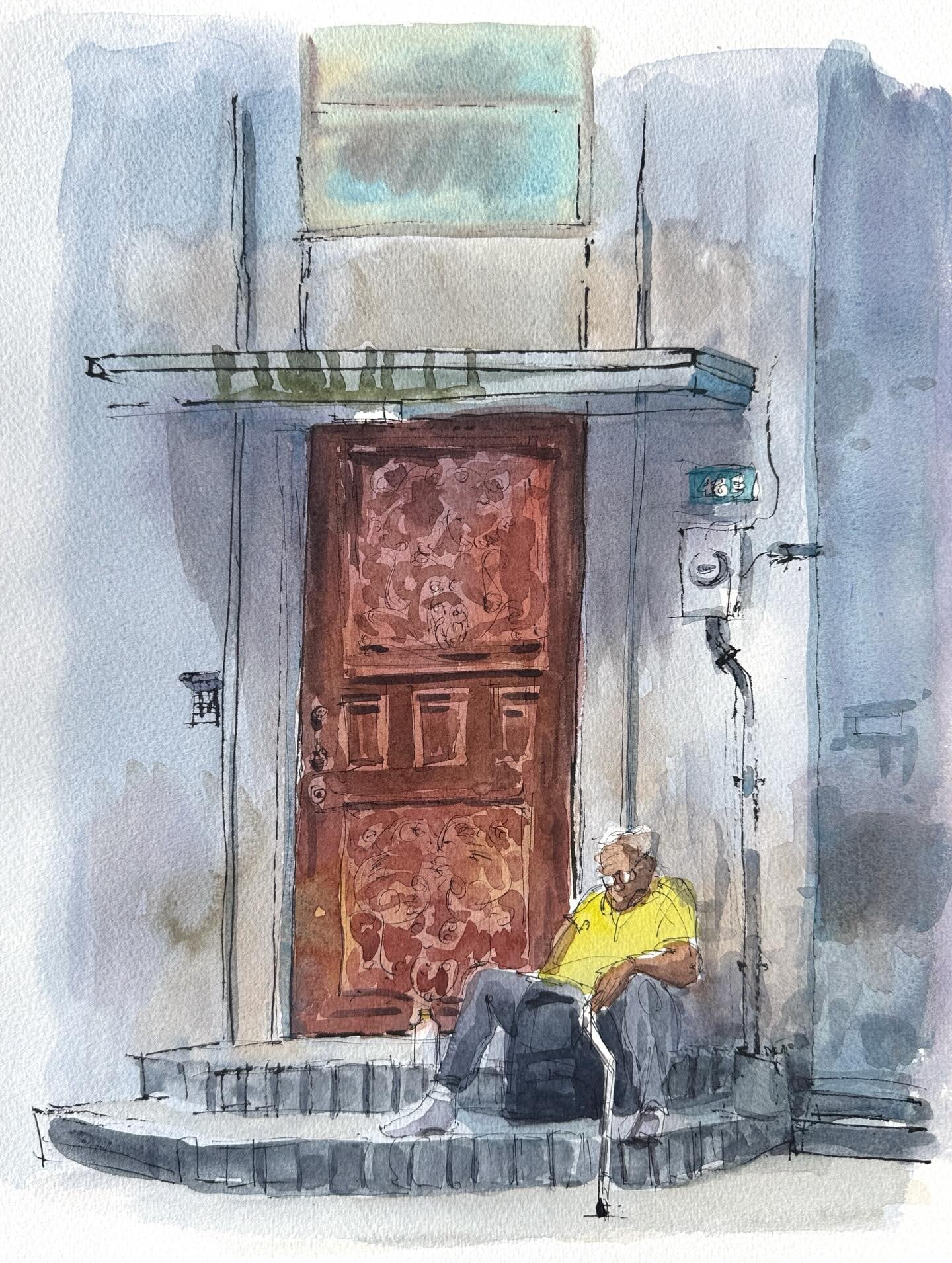 Puertas, puerta, hombre sentado afuera de su casa