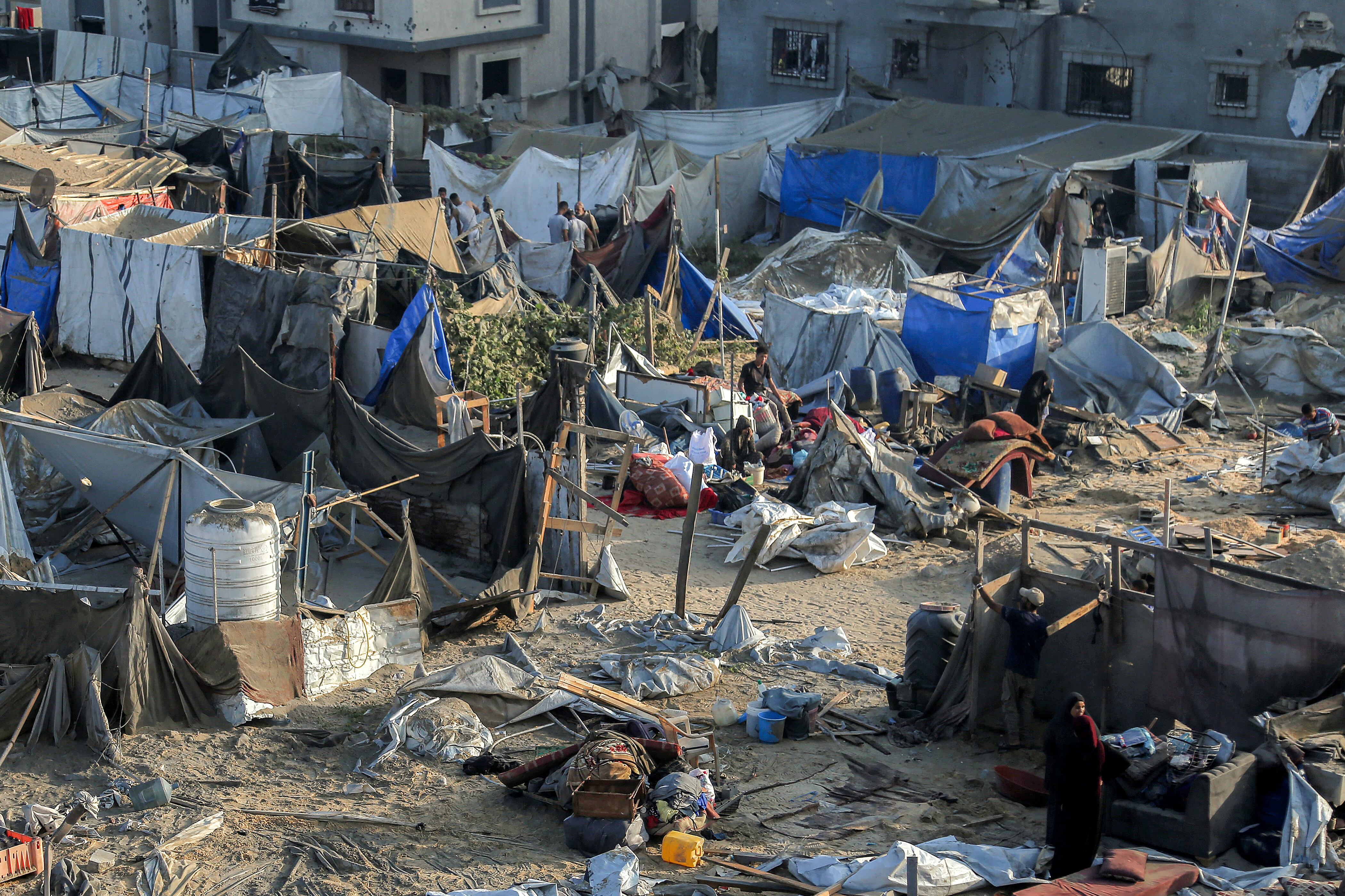 Tiendas de campaña que albergan a palestinos desplazados por el conflicto este lunes en el noroeste de Khan Yunis, en el sur de la Franja de Gaza. Fotografía: