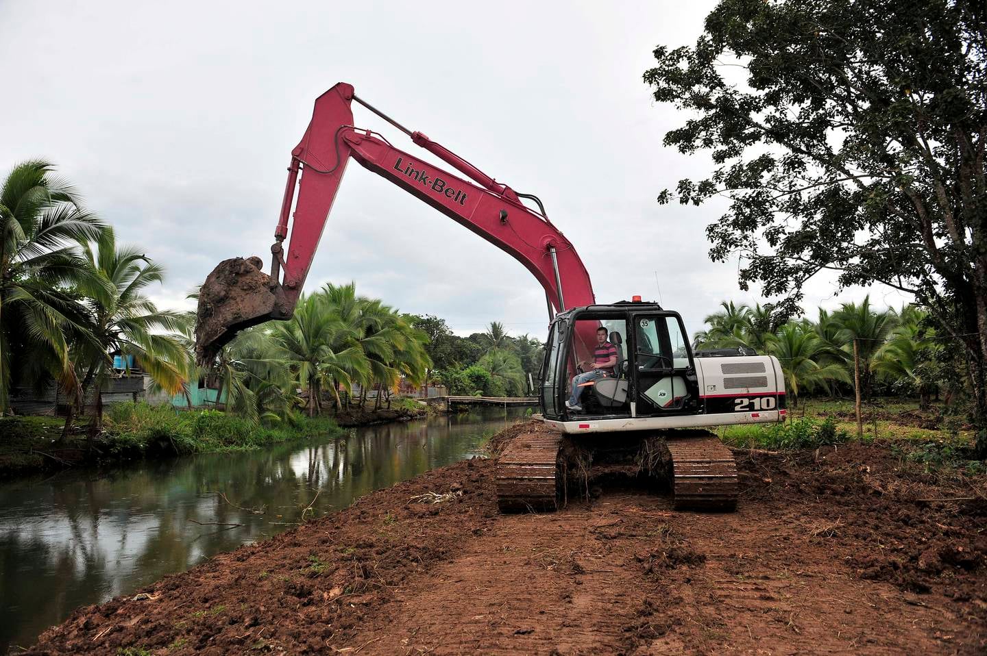 Hace cuatro años se suspendió el proyecto para mitigar inundaciones, que se financia con un crédito del BCIE pormás de 413 millones.. Foto: Archivo J. Durán.