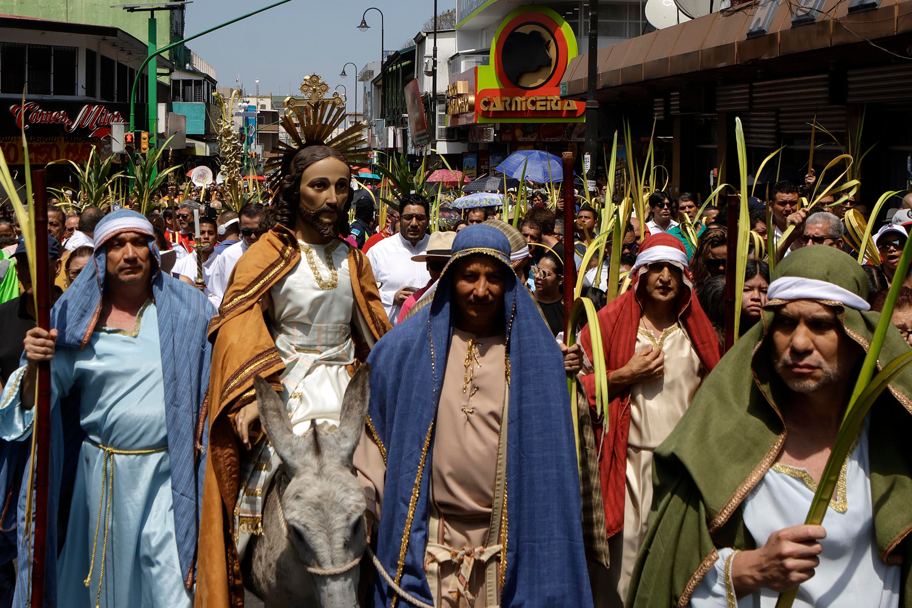 24/03/2024. Catedral Metropolitana, San José. Hora: 10:30 a.m. Misa Solemne de la Pasión del Señor presidida por el arzobispo de San José, moseñor José Rafael Quirós. En la foto, Cristian Campos. Fotos: Mayela López