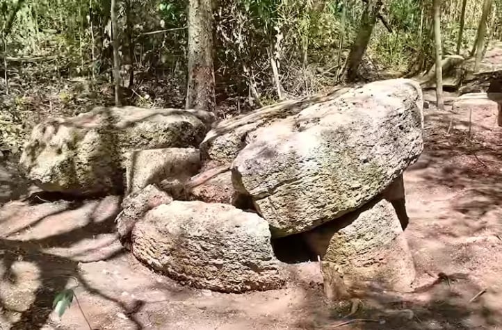 Altar de piedra propio d ela ciudad maya perdida hace 1000 años