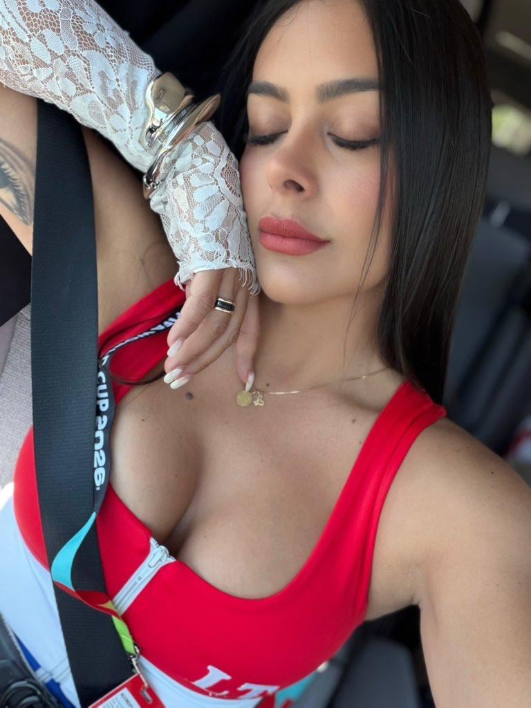 Larissa Riquelme subió esta foto a sus redes y dijo que va camino al estadio donde Paraguay jugará contra Australia.
