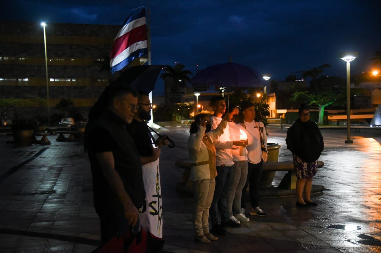 Vigilia para pedir justicia por la muerte de los jóvenes Marco Calzada y Manfred Barberena. Foto Raquel Vargas.