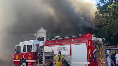Incendio en Alajuela compromete viviendas y talleres; bomberos rescatan a dos personas