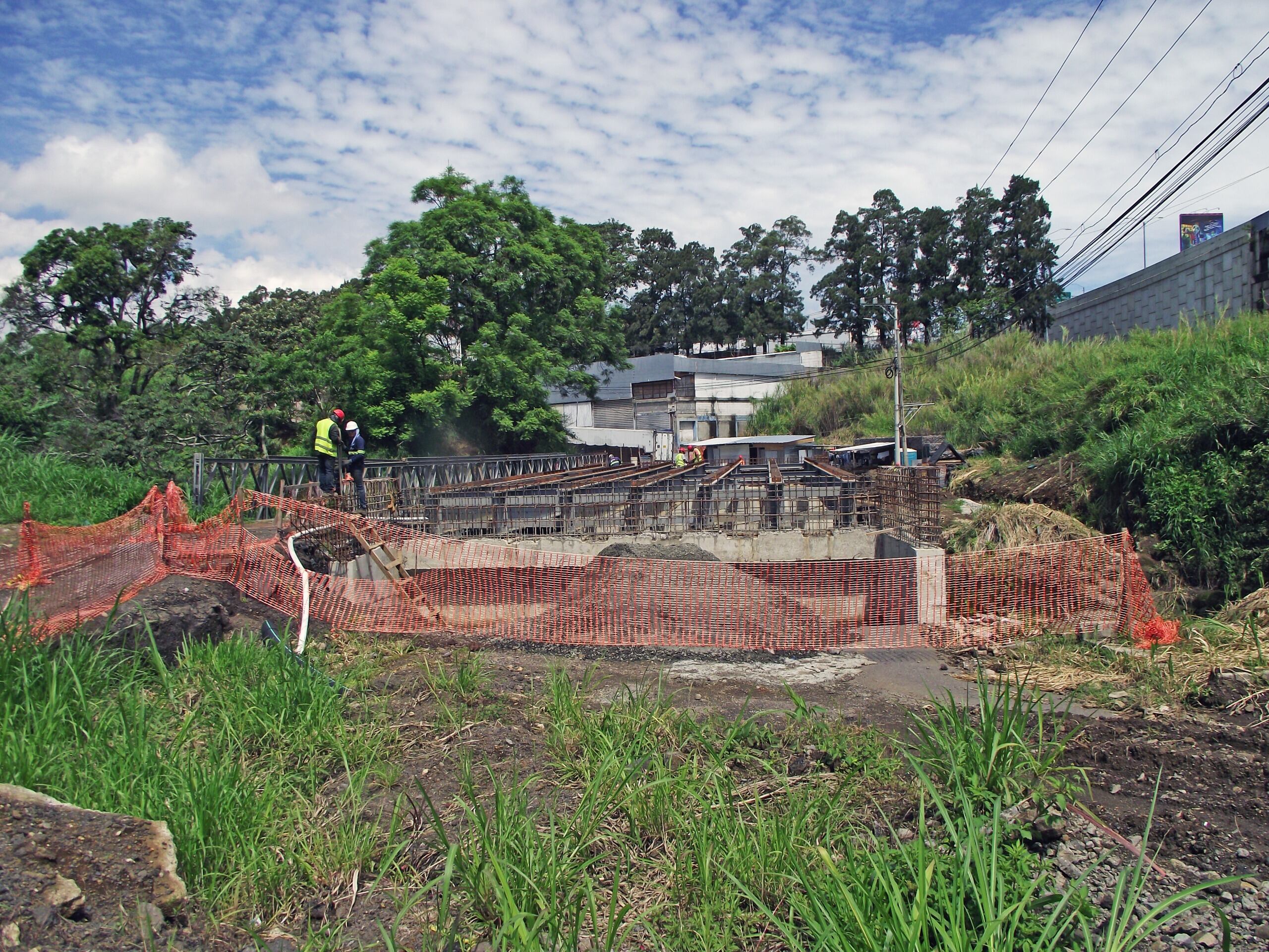 La apertura del nuevo puente sobre Quebrada Rivera está prevista para finales de agosto, con un 65% de avance en su construcción.