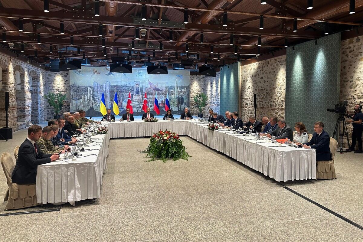 Esta fotografía, proporcionada y difundida por el Ministerio de Asuntos Exteriores de Ucrania el 16 de mayo de 2025, muestra a miembros de las delegaciones de Ucrania (izquierda) y Rusia (derecha) durante una reunión en la oficina presidencial turca de Dolmabahçe, en Estambul. Las primeras conversaciones directas entre Ucrania y Rusia para poner fin a su guerra en más de tres años comenzaron el 16 de mayo de 2025 en Estambul, aunque con escasas expectativas de que ambas partes lleguen a un acuerdo para terminar el conflicto más sangriento en Europa desde la Segunda Guerra Mundial. (Foto: Ministerio de Asuntos Exteriores de Ucrania / AFP)