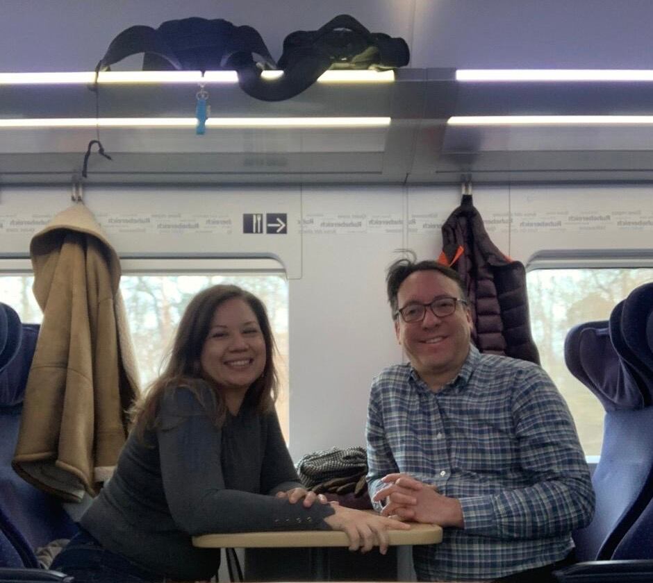 Silvia Monge y Andrés Boza en tren por Europa.