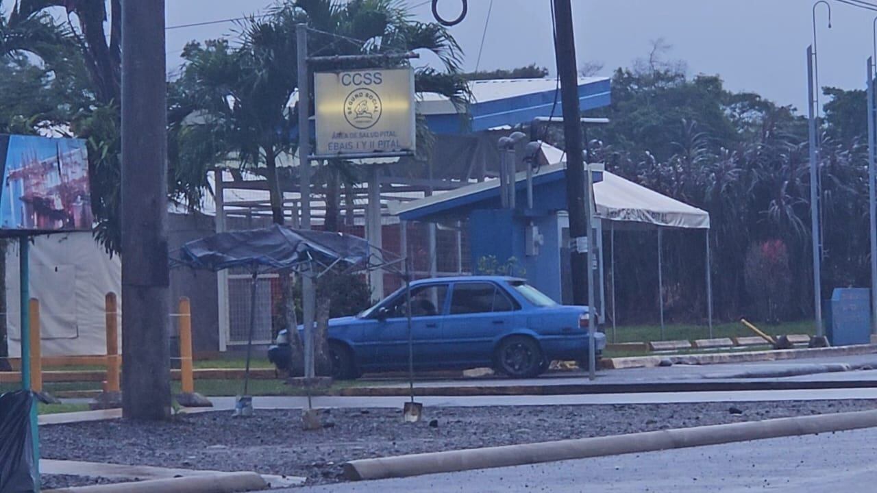 Vehículo en que fueron trasladados a clínica de Pital dos hombres involucrados en riña. El cuerpo sin vida de uno yace en ese vehículo custodiado por Fuerza Pública a la espera de autoridades judiciales para levantamiento del mismo. Fotografía: