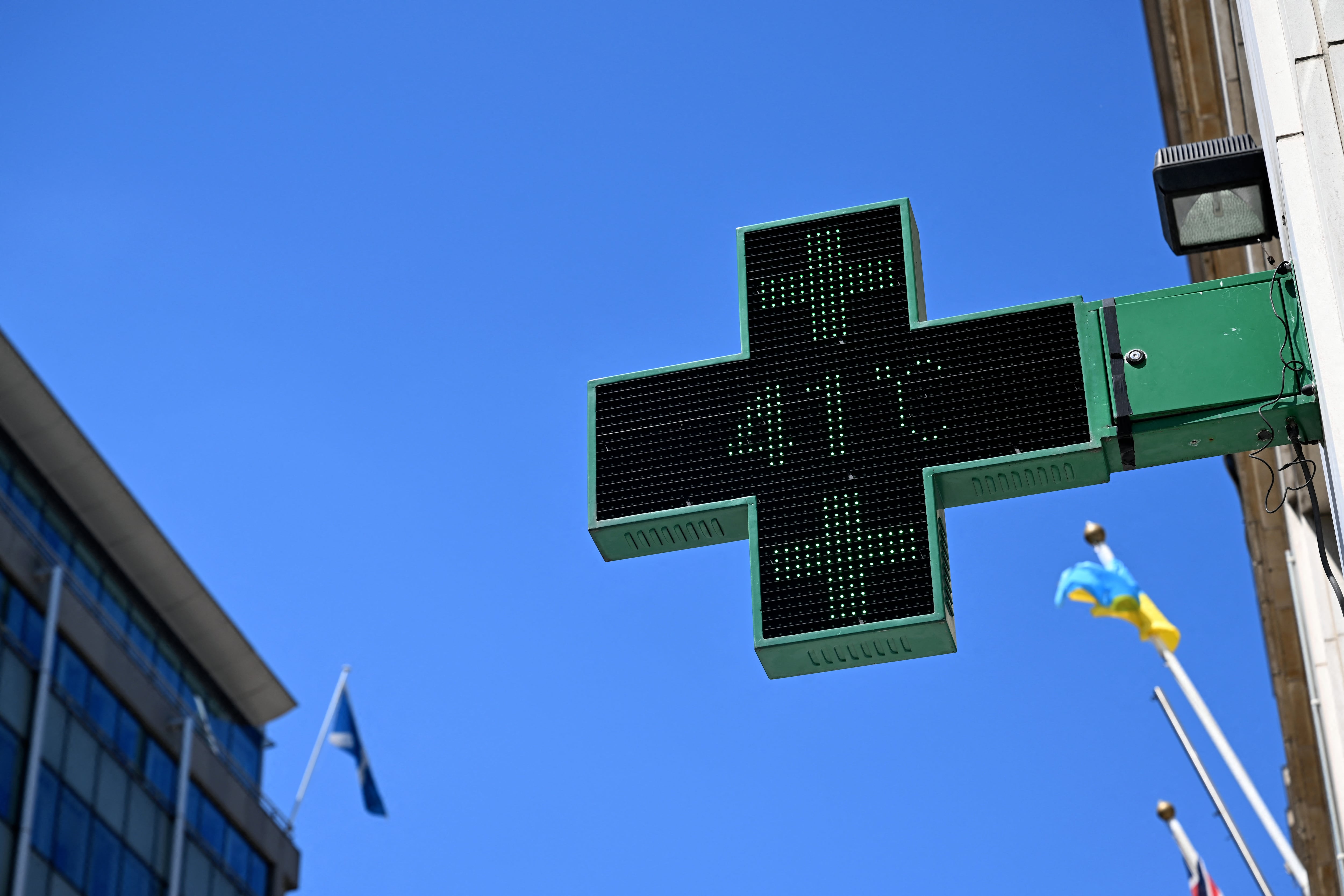 Rótulo de una farmacia que indicaba una temperatura de 41 grados centígrados en Bruselas el pasado 23 de junio de 2025. Varias zonas de países europeos se encuentran bajo alerta roja debido a una ola de calor en curso. Fotografía: