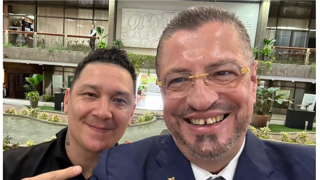 El presidente de Costa Rica, Rodrigo Chaves, sonríe junto a Robert Barrantes Camacho, conocido como Robert Junior, en el interior de Casa Presidencial.