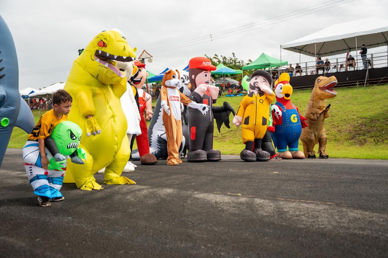 Campeonato de Auromovilismo
Copa Economy 200 kilómetros  Costa Rica
La carrera de botargas, parte de las actividades complementarias del evento, se realizó sobre la recta del Circuito StarCars y llenó de emoción y risas al público. El ganador fue Ingco, el mecánico amarillo, quien se llevó los aplausos de los asistentes.
2 de noviembre del 2025
Fotografías: MR.D MEDIA - CRRL