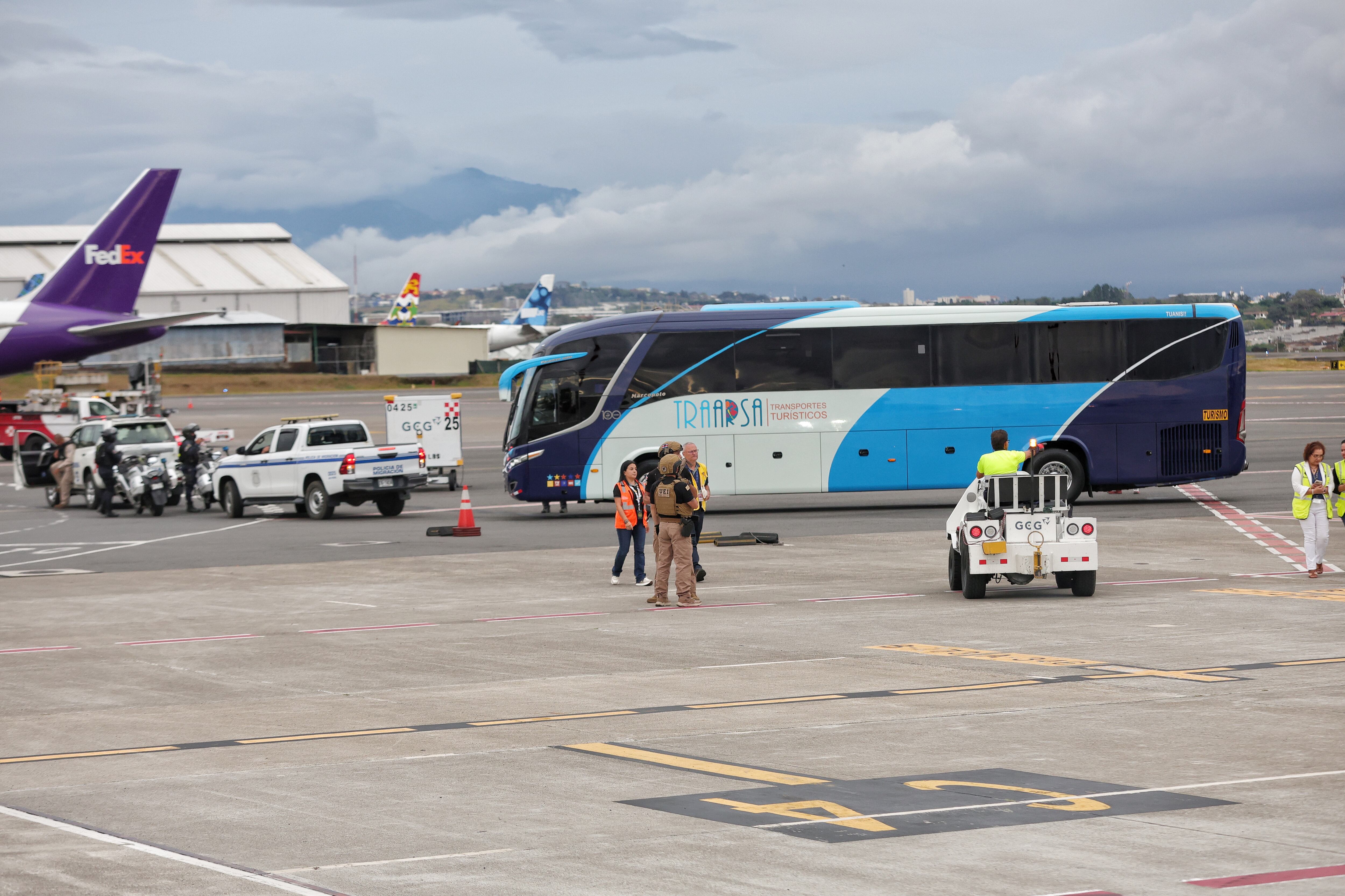Llegada de migrantes a Base 2 los cuales abordaron inmediatamente los buses que los trasladarían a CATEM / Foto John Durán