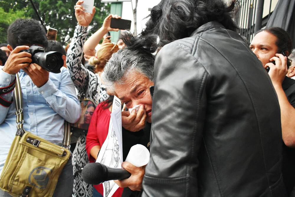 A María Herrera Magdaleno, la llamada ‘Guerra contra el narcotráfico’ le costó la desaparición de sus cuatro hijos, hace ya nueve años. Llora en los brazos de la periodista Lydia Cacho.