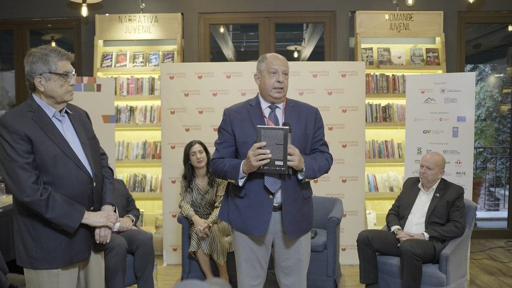 El expresidente Luis Guillermo Solís presenta un libro de ensayos que coordinó para Centroamérica Cuenta, evento fundado por Sergio Ramírez (izq.).