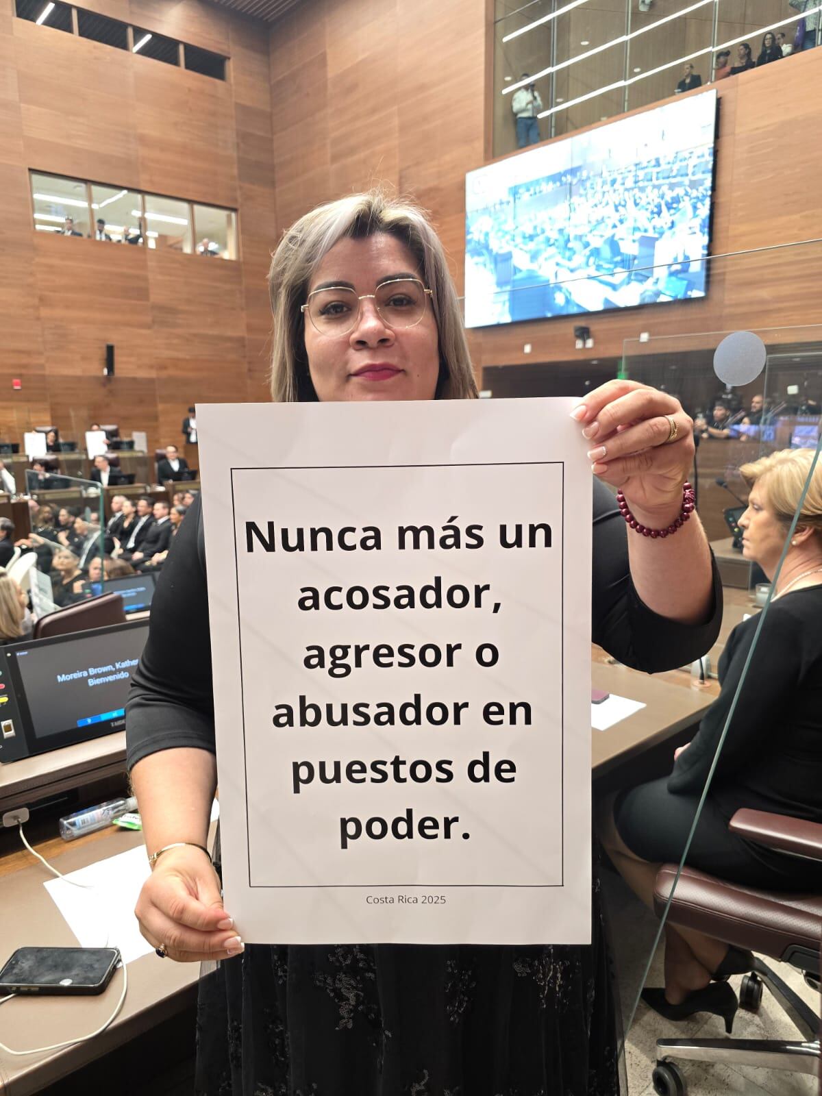 Diputados muestran mensajes de protesta durante discurso de Rodrigo Chaves