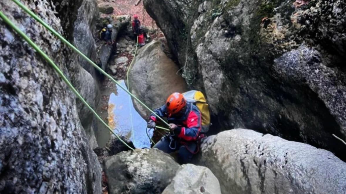 Realice canyoning con las medidas de seguridad y el equipo necesario.
