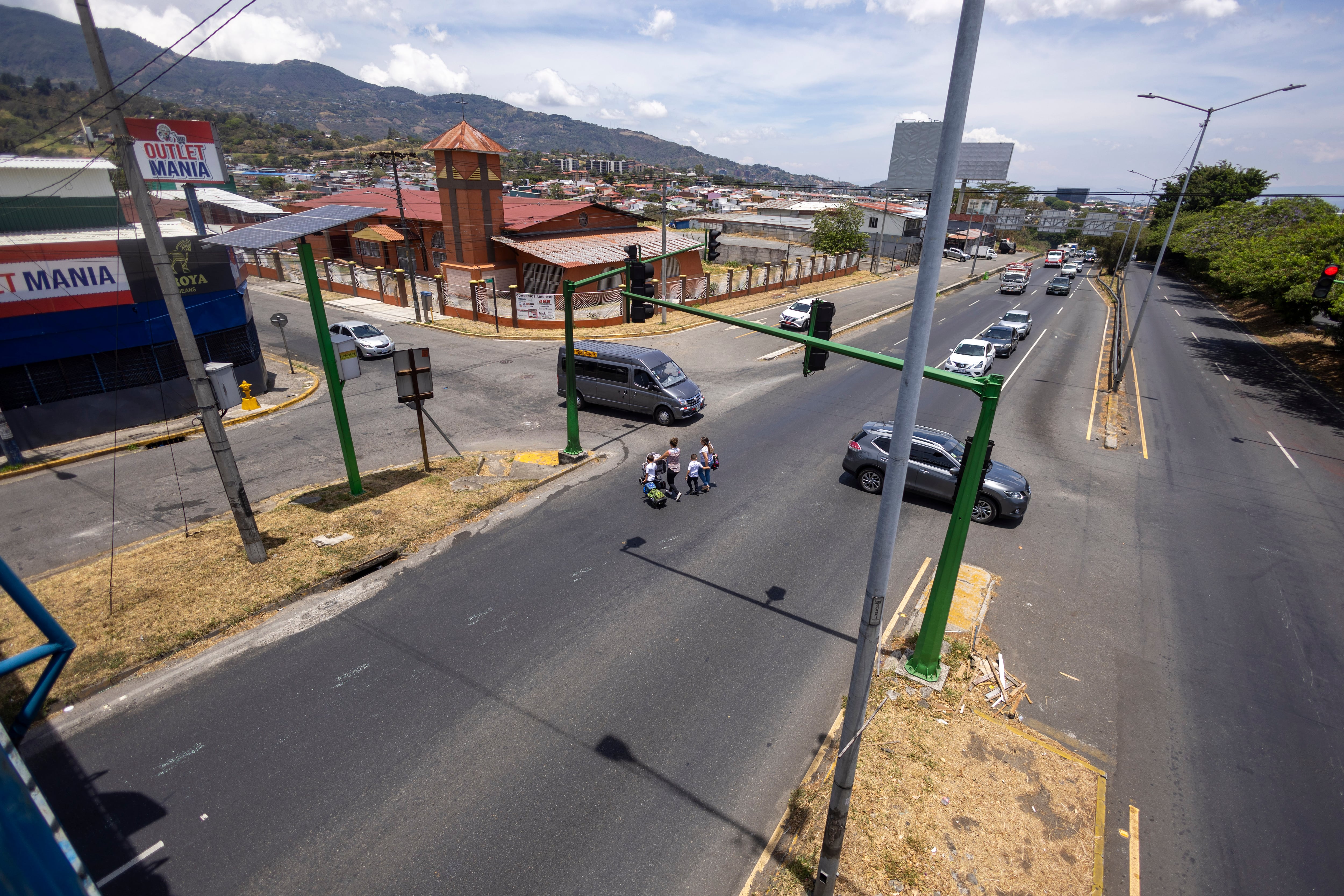 19/04/2024, San José, recorrido por los cruces de Hatillo 8 y Hatillo 6, y por la construcción del paso elevado en el cruce de Hatillo 4.