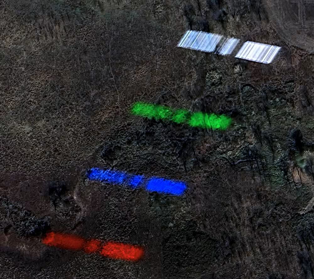 Un satélite Pleiades registró el paso de un Starlink en Texas y generó una inusual imagen multicolor por su alta velocidad.