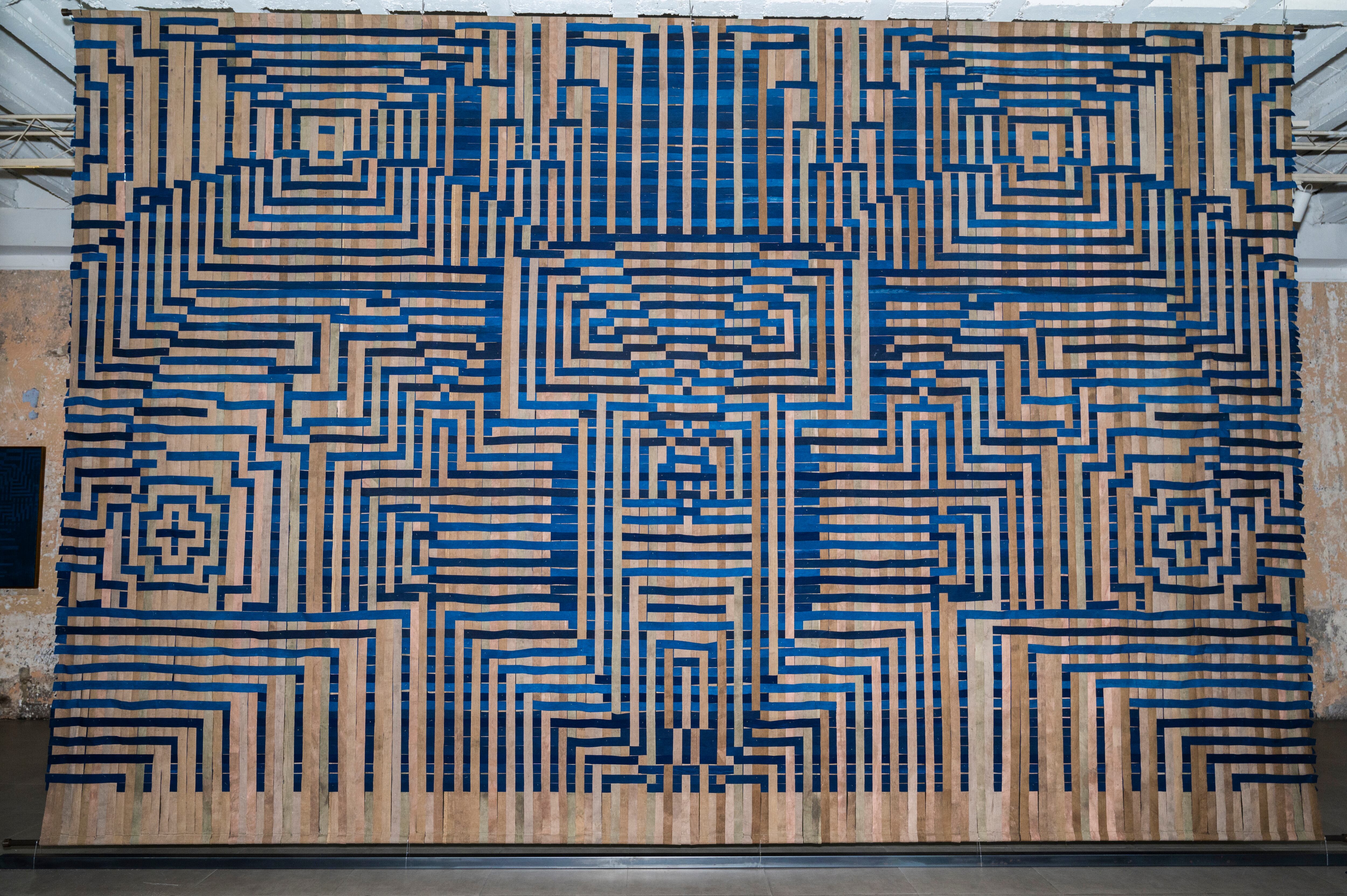 La exposición 'Más allá del Índigo' la primera instalación textil de gran formato creada por la artista Katrin Aason Bucher.