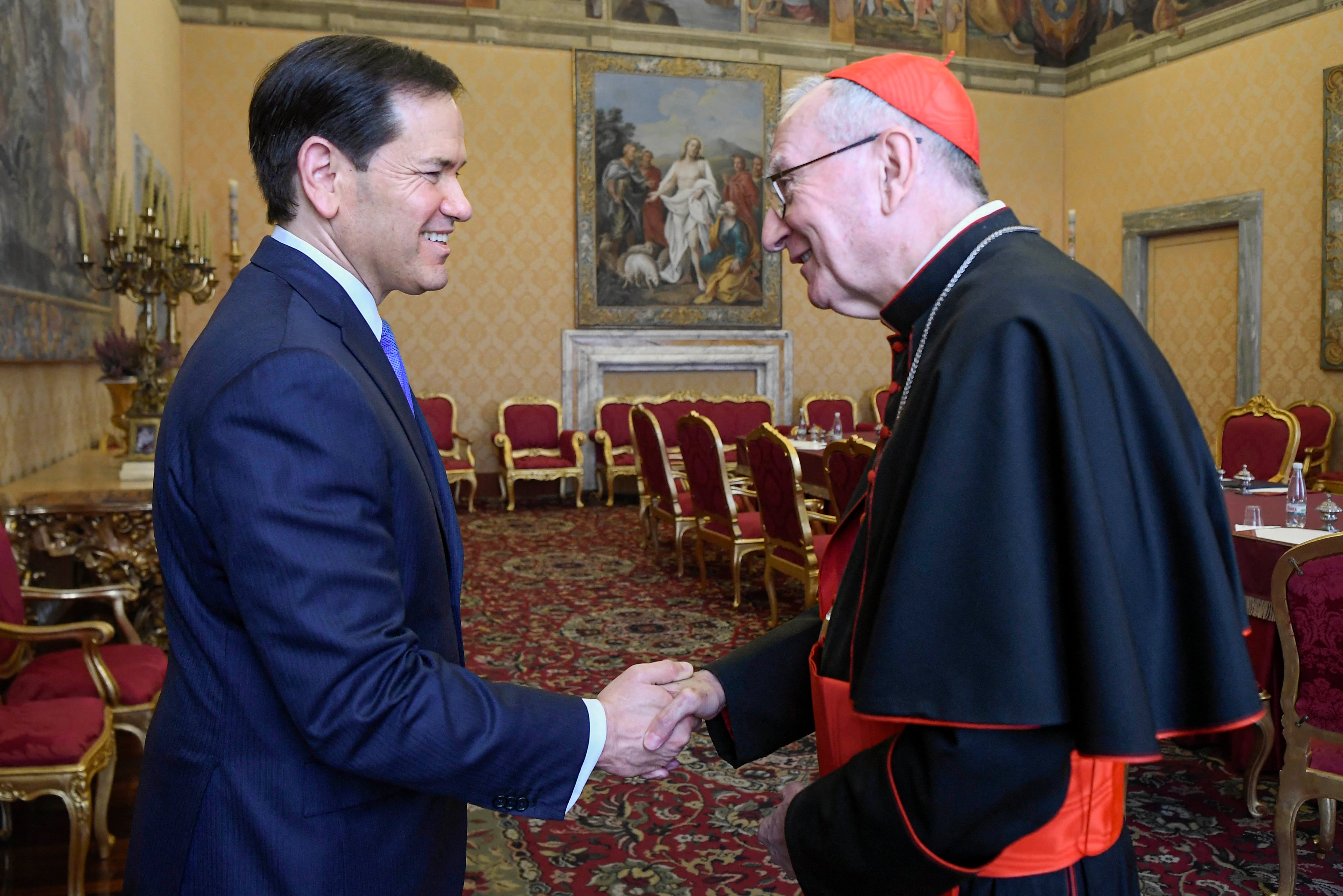 El secretario de Estado de Estados Unidos, Marco Rubio, saluda al cardenal Pietro Parolin durante su visita al Vaticano este 7 de mayo. Foto: AFP/Vatican Media.