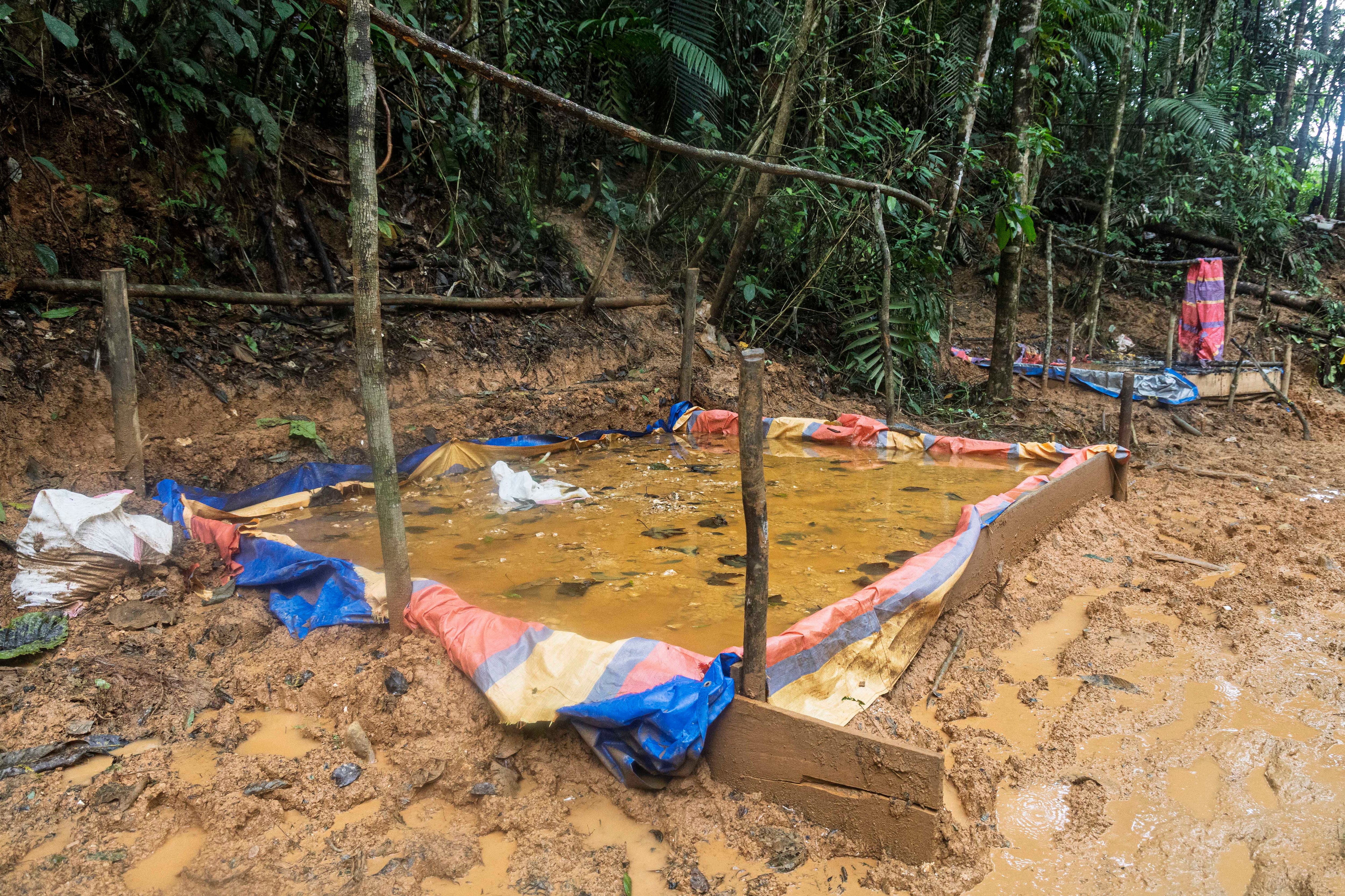Túneles de extracción ilegal de 20 a 30 metros de profundidad en el cerro Conchudita.
