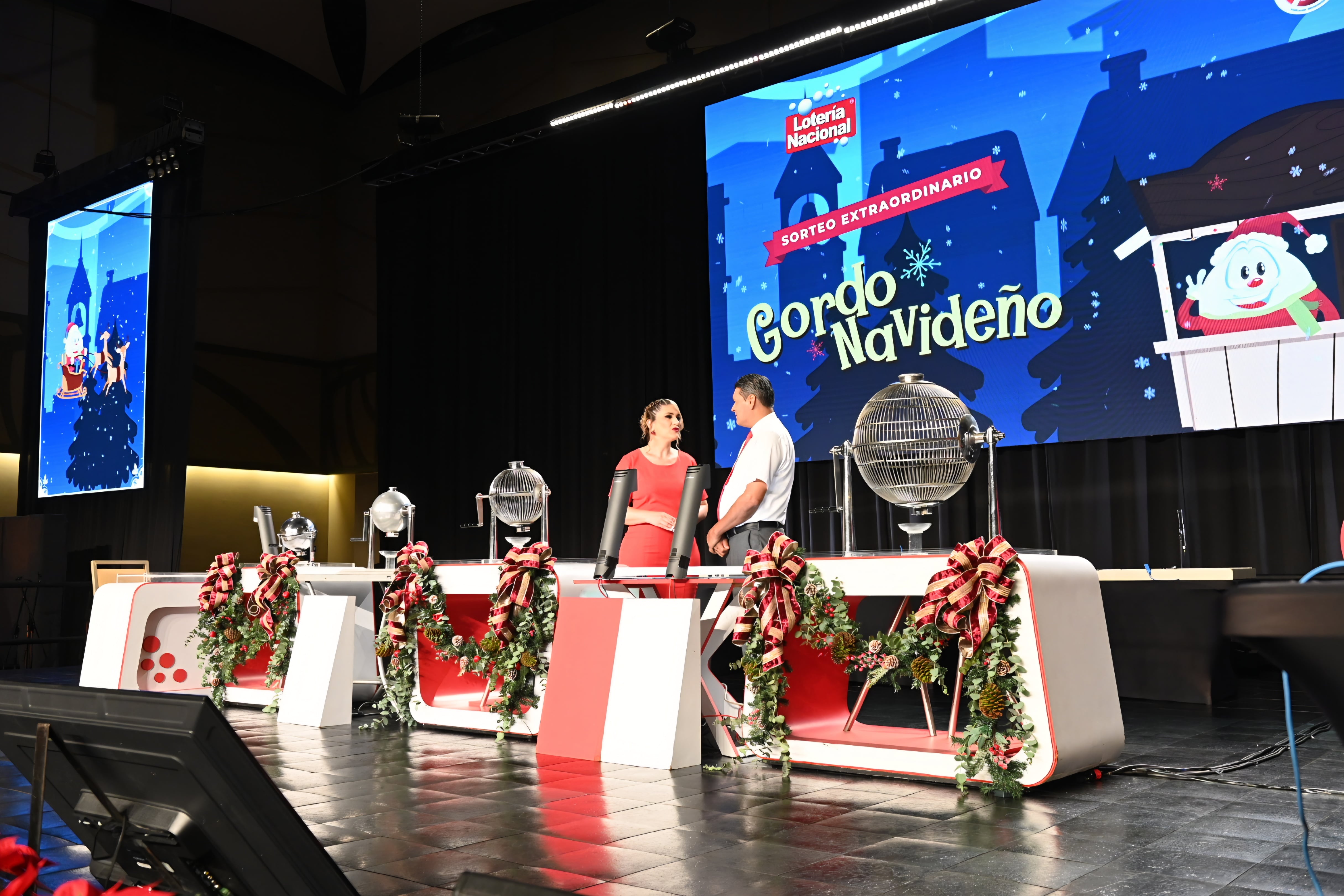 14 de diciembre 2025. Centro de Convenciones en Heredia. Realización del sorteo del Gordo Navideño 2025 que paga 40 millones de colones por fraccion según información de la Junta de Protección Social de San José. En la foto: Los funcionarios de la junta muestran los números ganadores del primer, segundo y tercer premio de la lotería. Foto: Albert Marin.
