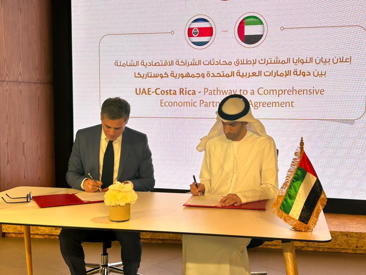 El Ministro de Comercio Exterior de Costa Rica, Manuel Tovar y el Ministro de Estado para Comercio Exterior de EAU, Thani bin Ahmed Al Zeyoudi, firmaron el documento que oficializa el inicio del proceso de negociación entre ambos países. Foto: Cortesía