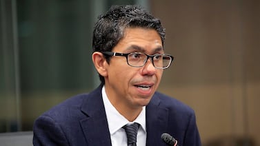 Luis Amador será candidato a la presidencia de la República; detalle en su ropa revelaría su partido