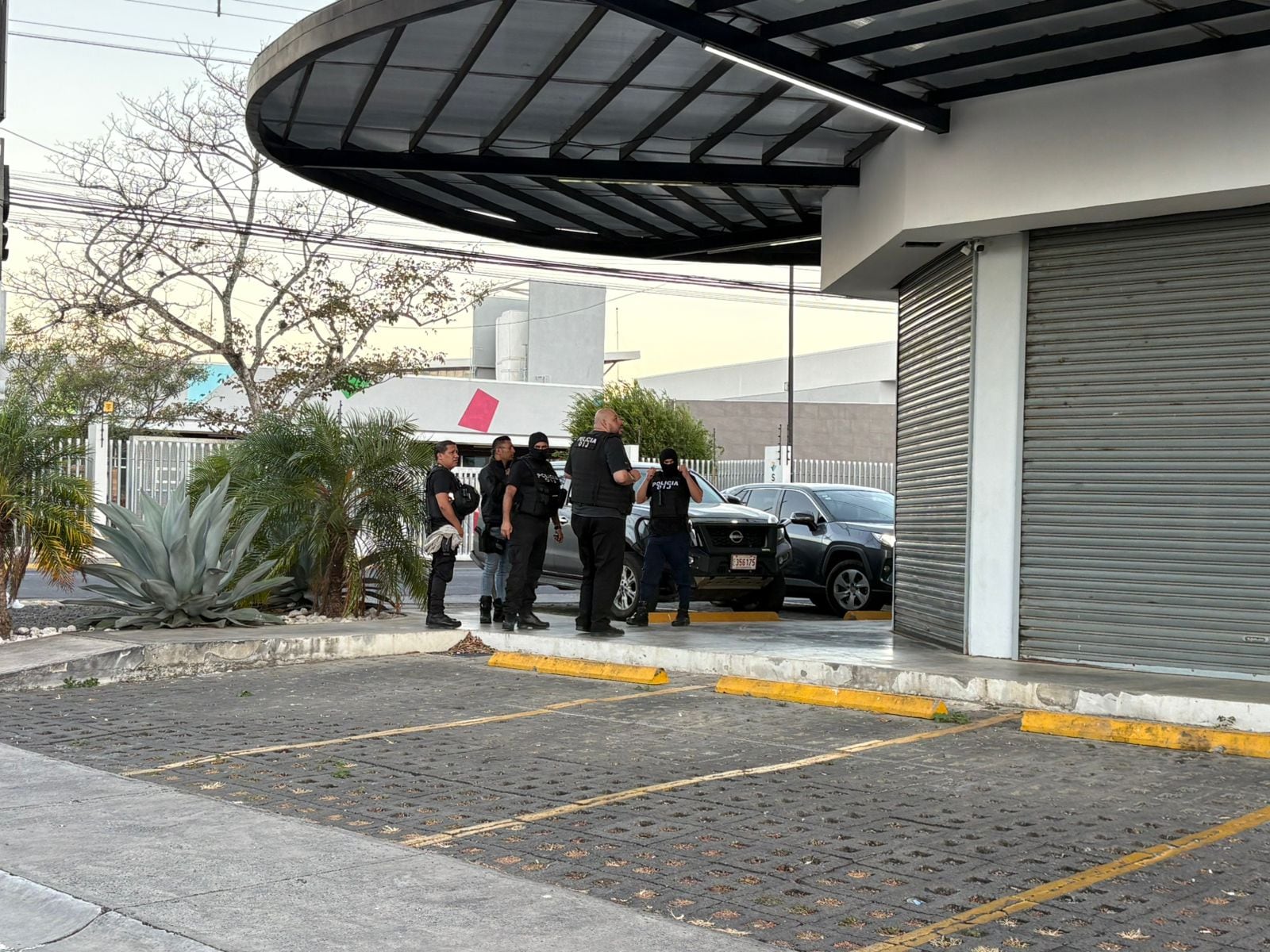 OIJ busca a exfuncionaria bancaria y notario por lavar ganancias de proxenetismo y narcotráfico.