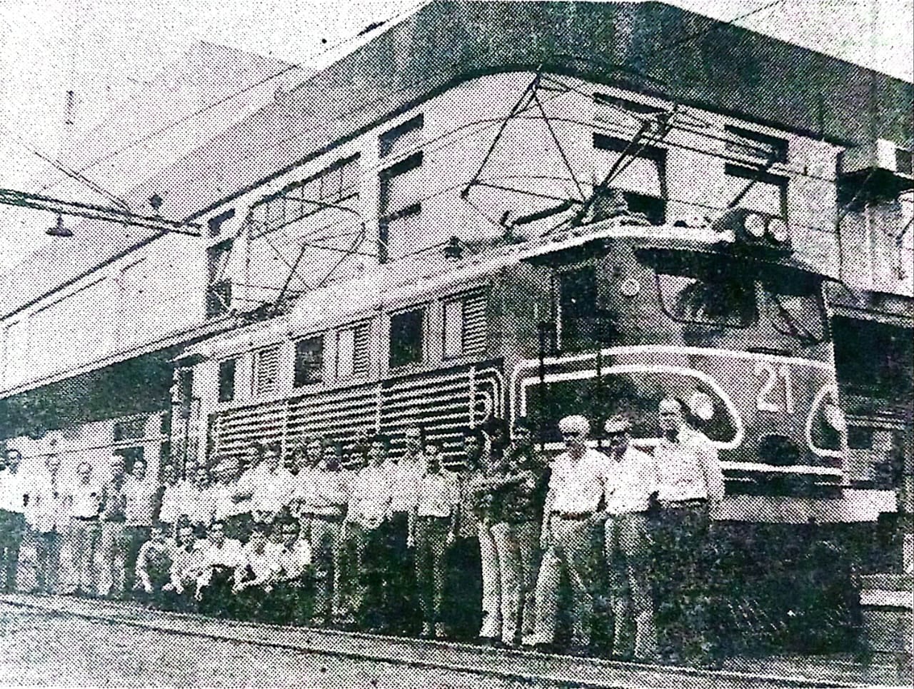 Funcionarios y trabajadores del Incop junto a la locomotora 21 que fue reparada en los talleres del Ferrocarril Eléctrico al Pacífico.
