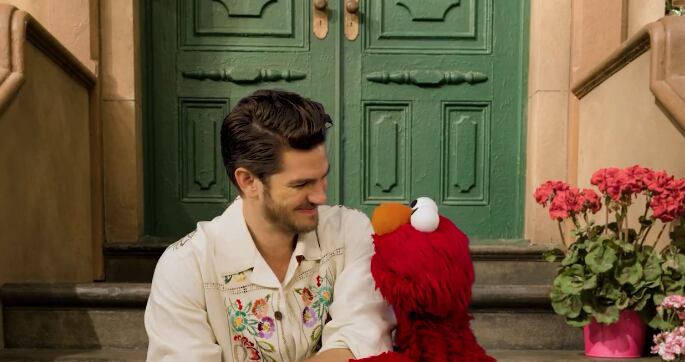 En un video de Plaza Sésamo, Andrew Garfield compartió con Elmo su reflexión sobre la tristeza y el amor.