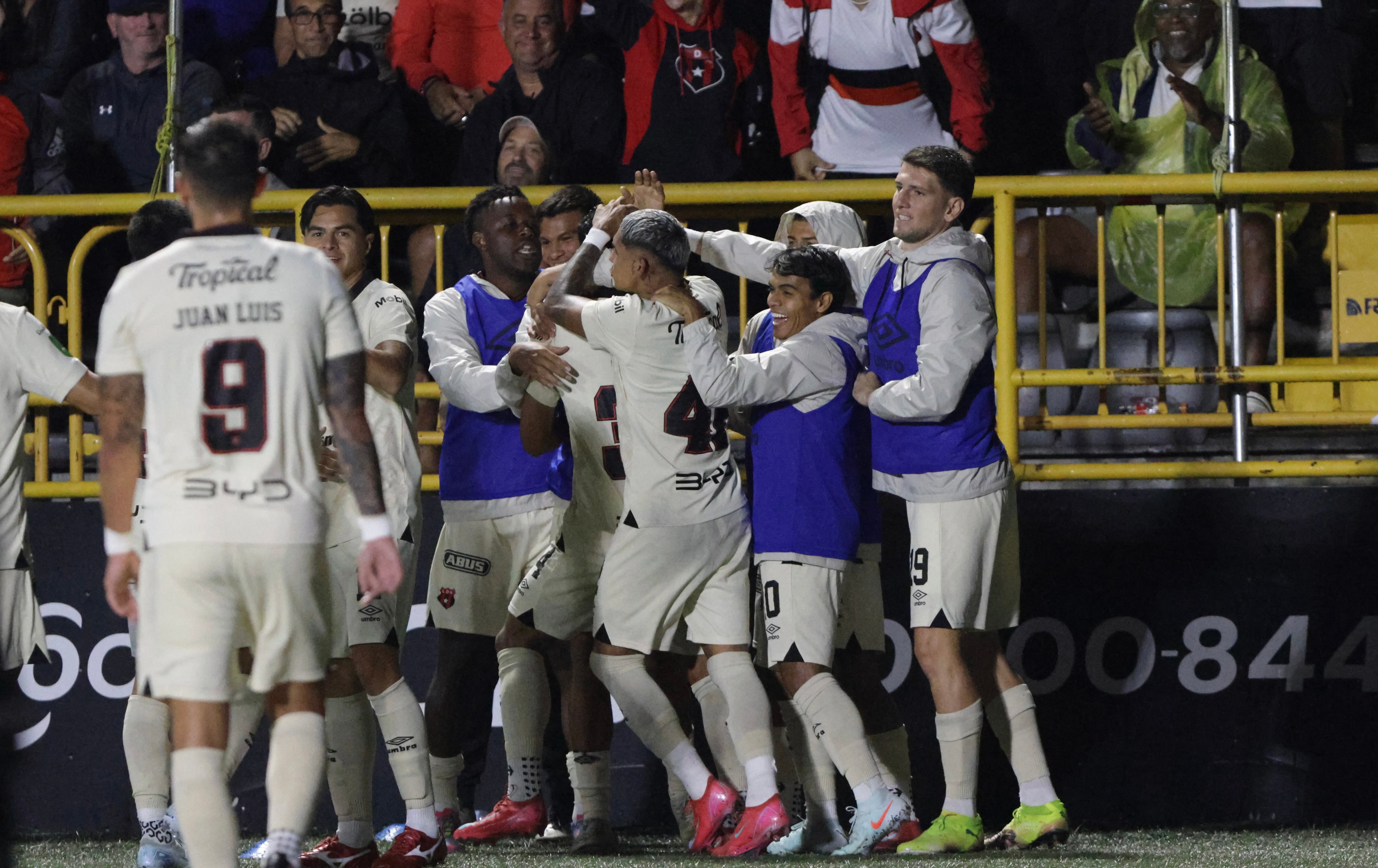 27/07/2025, San José, Estadio Ernesto Rohrmoser, partido de la jornada 1 del torneo de apertura 2025 entre Sporting FC y Liga Deportiva Alajuelense.