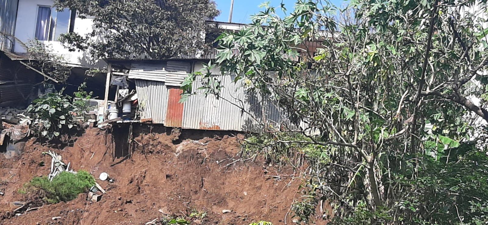 Casa de Diana Ojeda Herrera, persona con epidermolisis bullosa, quedó inhabitable por crecida de acequia en Moravia.