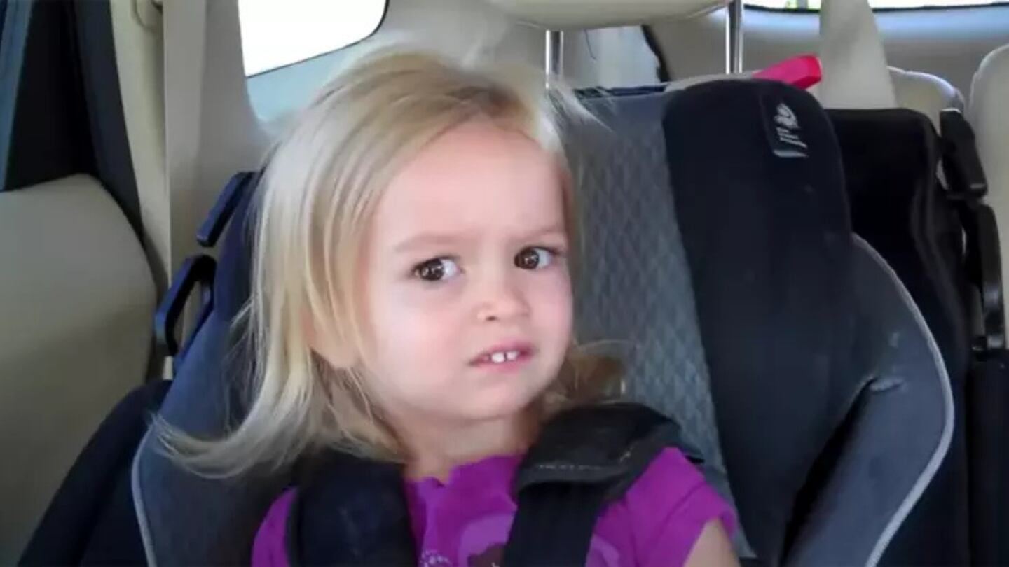 Así luce Chloe, la niña del meme de la mirada extrañada, tras 11 años ...