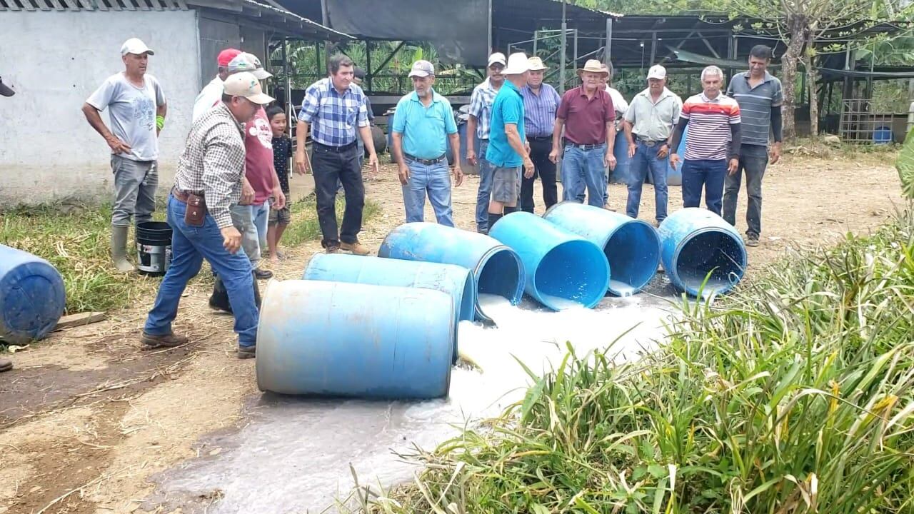 Pequeños lecheros de Upala han tenido que botar producto, pues nadie lo compra ante la baja demanda causada por el impacto del coronavirus.