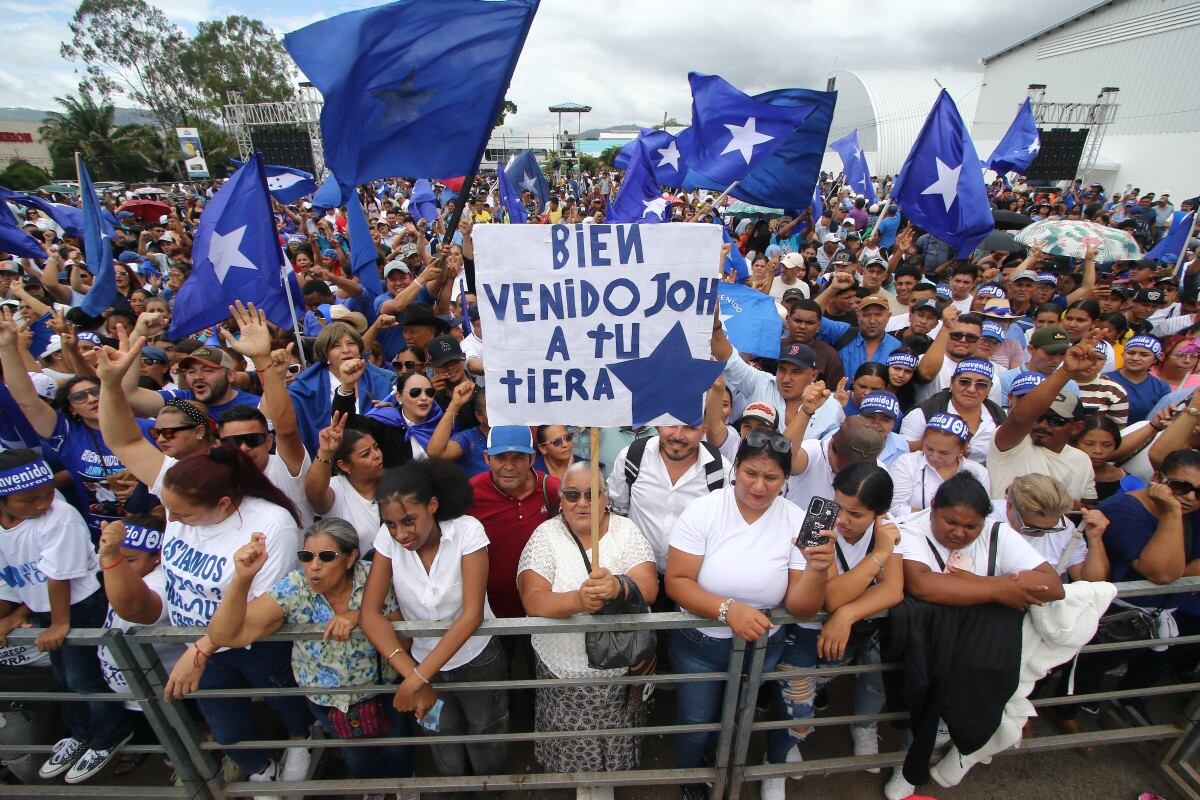 Una multitud recibe en Tegucigalpa al expresidente Juan Orlando Hernández, condenado por narcotráfico e indultado por Donald Trump antes de las elecciones de noviembre.