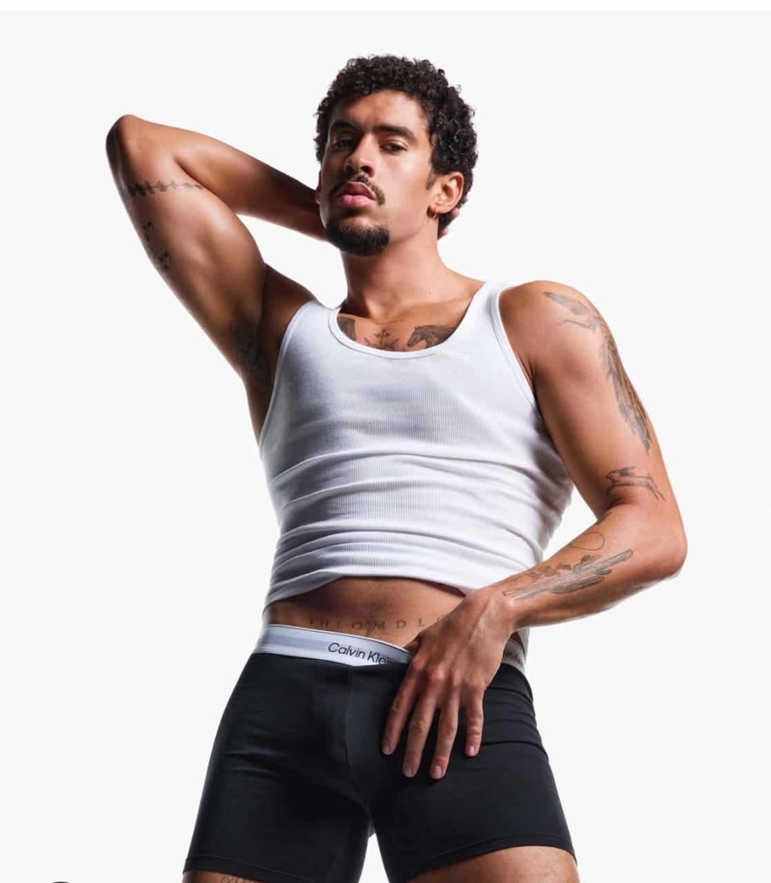 Bad Bunny en calzoncillos para la publicidad de la marca Calvin Klein.