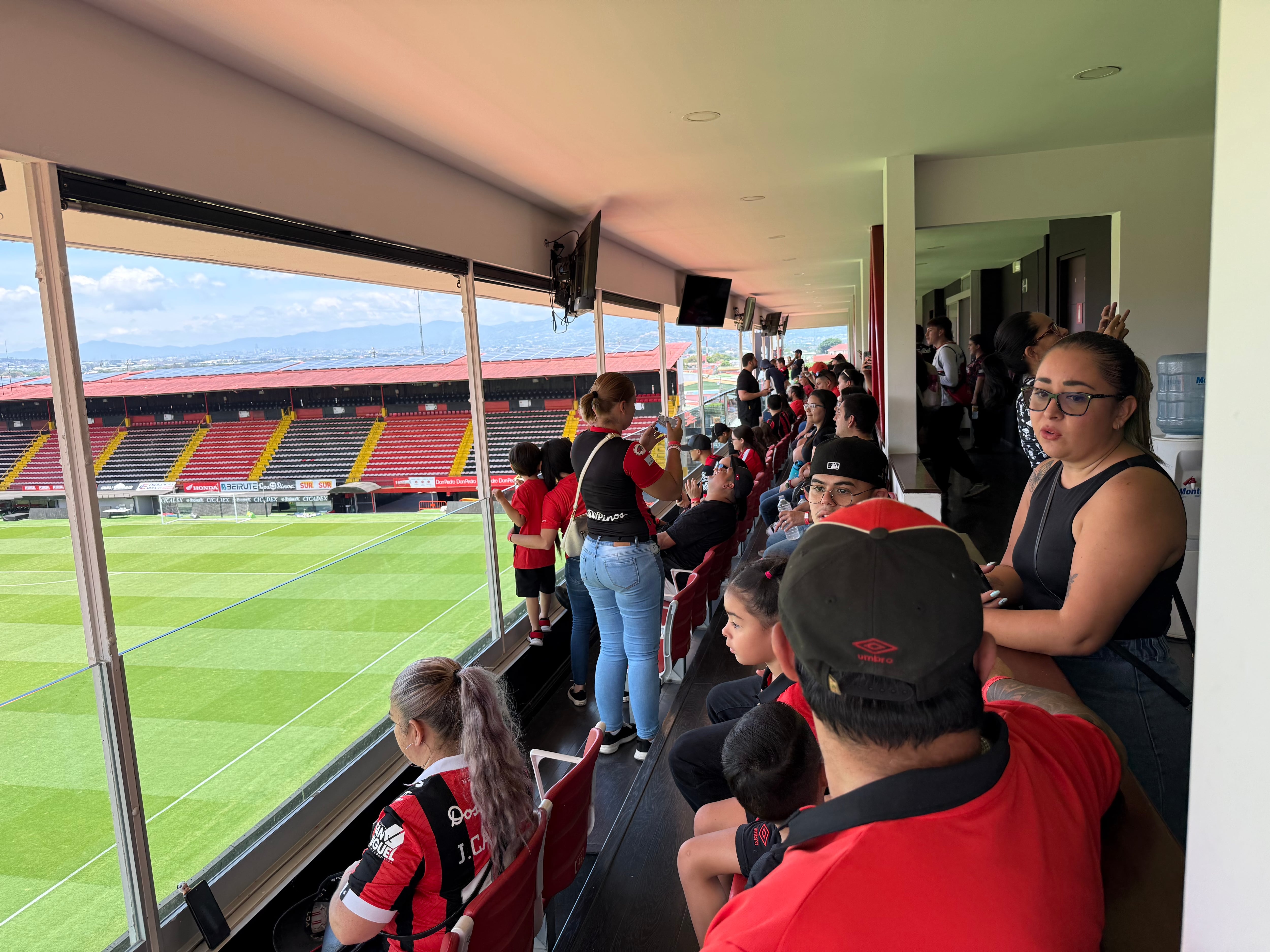 Parte del tour por el Estadio Alejandro Morera Soto es ingresar al palco de vidrio.