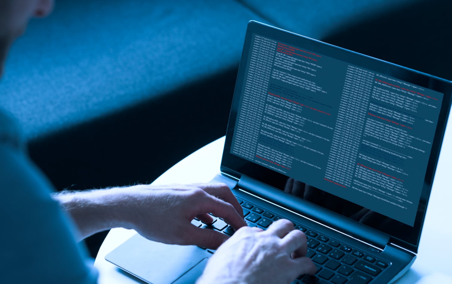 El phishing es una técnica de fraude digital en la que delincuentes suplantan a bancos o empresas para robar contraseñas y datos financieros mediante mensajes falsos que generan urgencia.