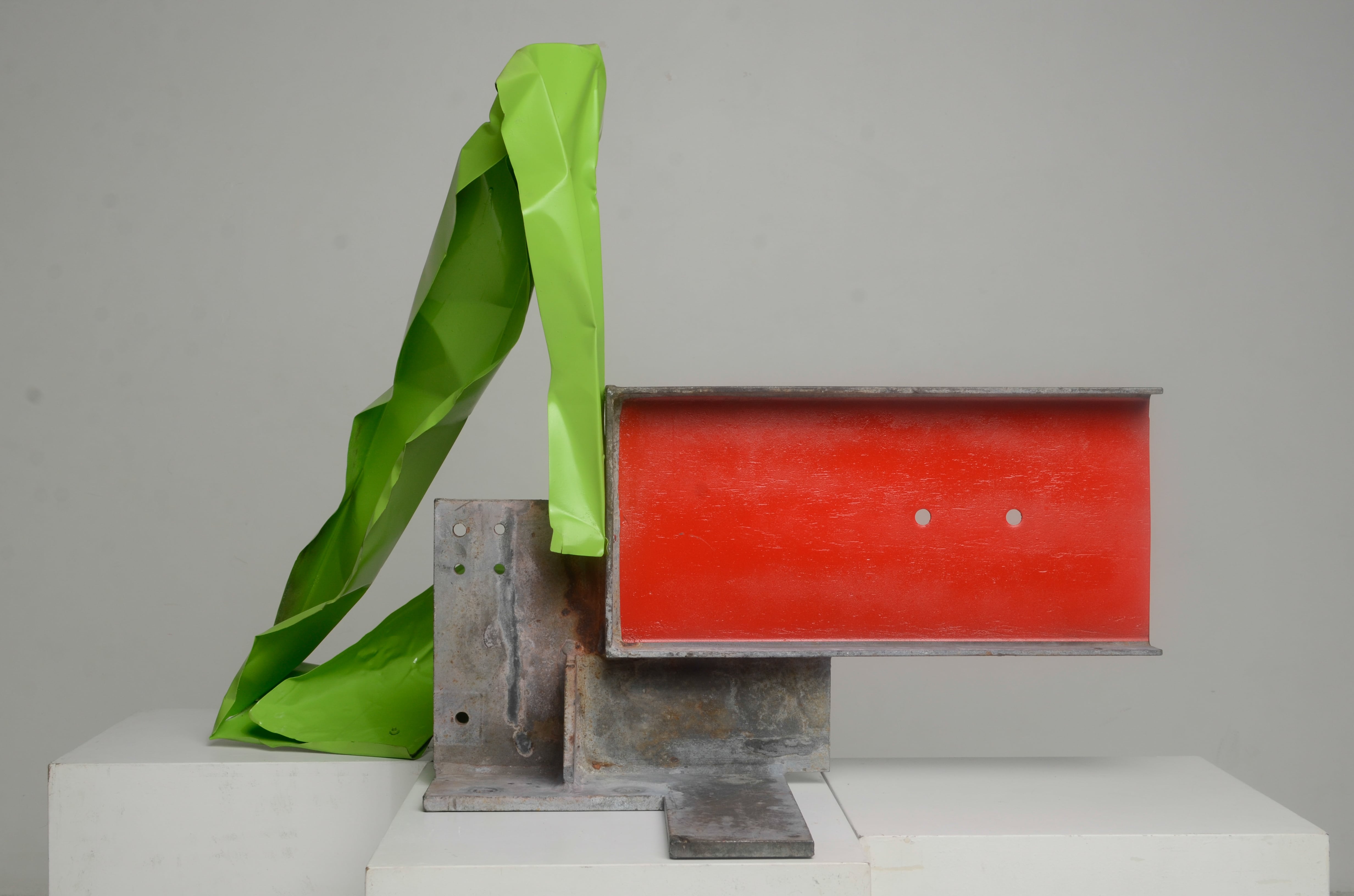 'Prohibido rendirse', 2017. Serie 'Block colors'. Ensamble con desechos industriales, de 80 x 70 x 60 cm, de Montserrat Mesalles V.