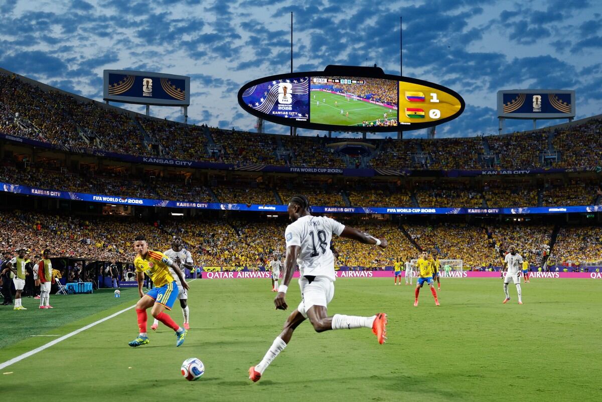 Jerome Opoku despeja un balón ante la marca de James Rodriguez.