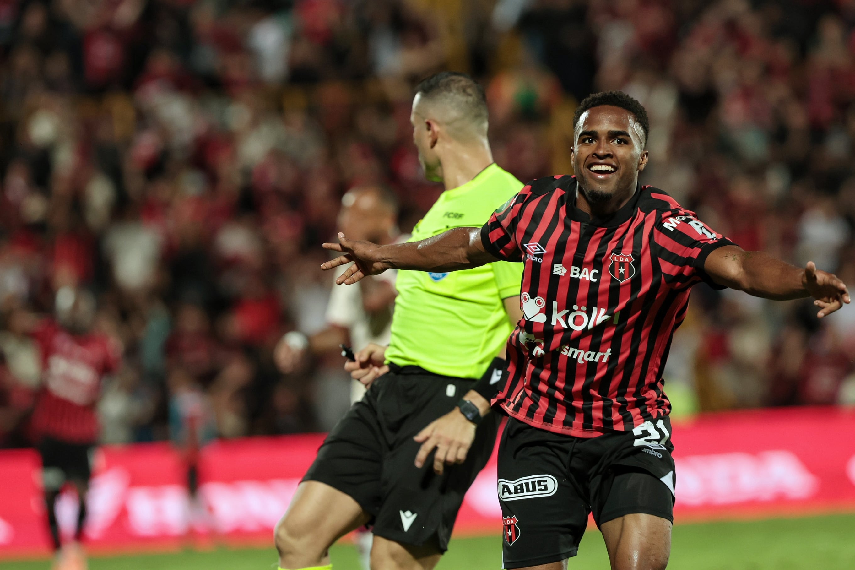 19/10/2025/ Juego entre Liga Deportiva Alajuelense vs Deportivo Saprissa por la jornada 13 del torneo apertura de la Liga Promerica en el estadio Alejandro Morera Soto / foto John Durán