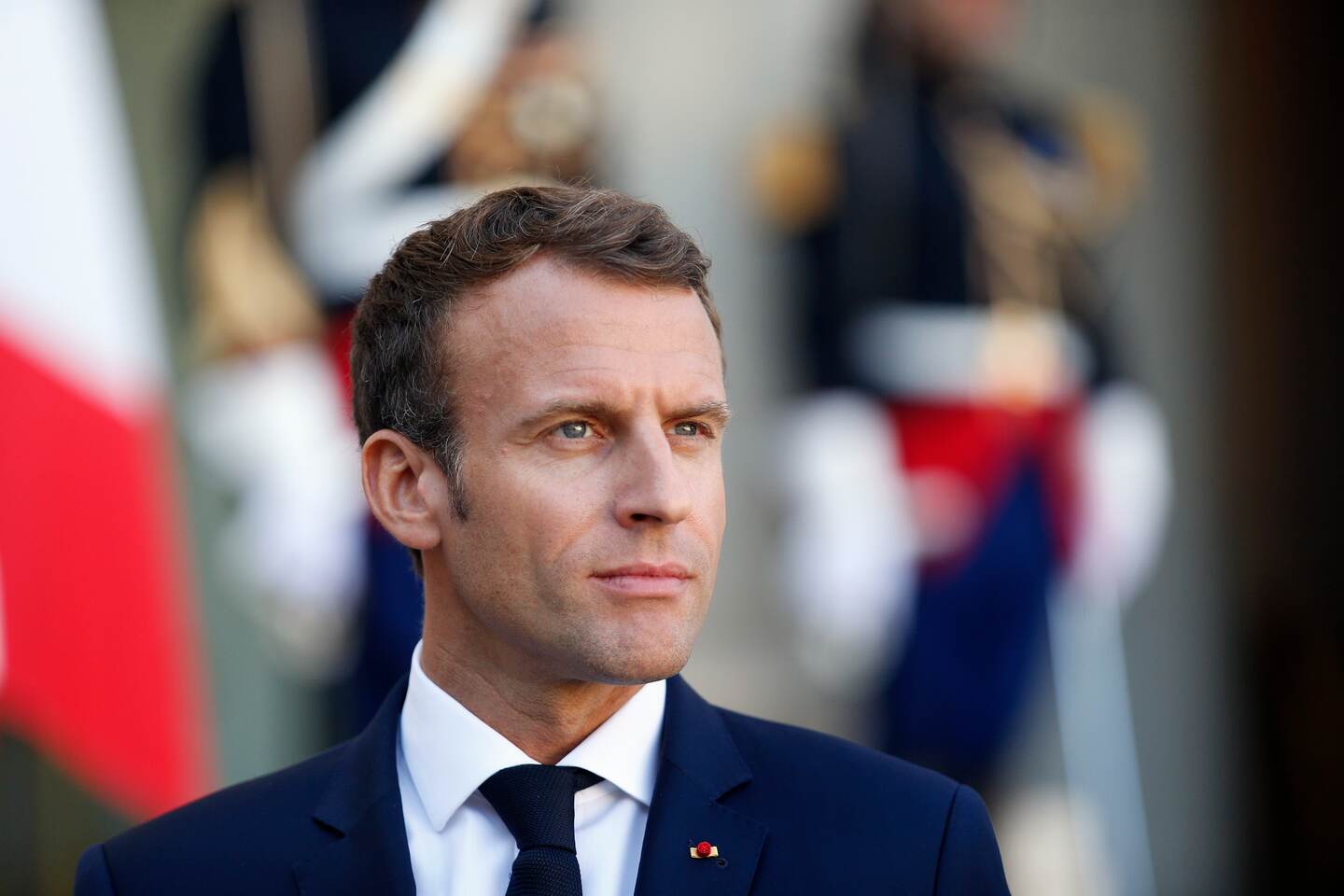 El presidente de Francia, Emmanuel Macron, escucha al primer ministro de Croacia, Andrej Plenkovic, durante un discurso en el Palacio del Elíseo, en París, el 16 de octubre del 2018. Foto: AP
