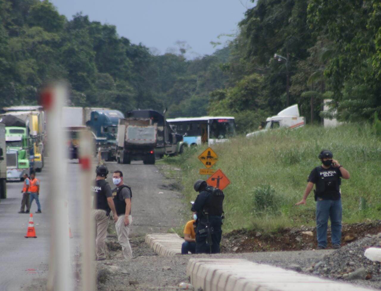 Estos eran los momentos en los que el familiar (con camisa amarilla) ayudaba a la Policía. Foto: Réiner Montero